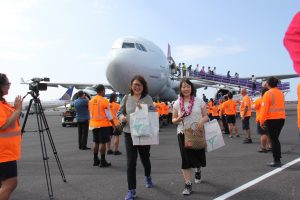 Japanese tourists arrive on inaugural flight to Kona International Airport.