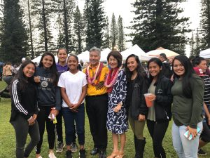 Governor and first lady Dawn Amano-Ige with a girls’ softball team at the Lana‘i Pineapple Festival.