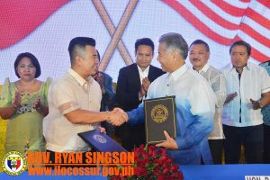 Gov. Ryan Singson of the League of Provinces of the Philippines and Gov.David Ige shake hands after signing the historic Memorandum of Understanding for future cooperation between Hawai'i and all Philippine provinces.