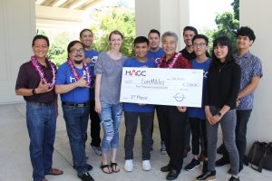 Gov. Ige with the UH students who won $5,000 for taking 1st place at the Code Challenge.
