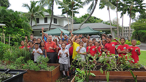 Gov. Ige and Pope Elem students in WP garden