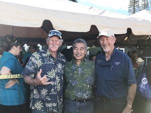 Gov. Ige on Lāna‘i with Turkey and Rice Giveaway organizers Randy and Jim Coon
