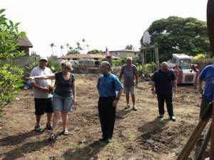Aina Haina residents on O'ahu show the governor the aftermath of flooding.