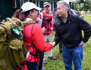 Gov. Ige thanks Renise Bayne and Pedraic Gallagher, Red Cross director of disaster services, for their help on Kaua'i.