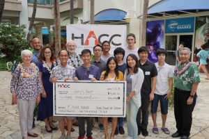 Governor Ige congratulates the UH team with the $4,000 top prize for its solution for monitoring EV charging stations.