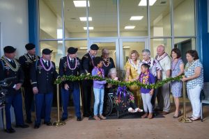 Governor and Mrs. Ige, family members, DOE officials, military personnel and students at the dedication of new facilities at Solomon Elementary.