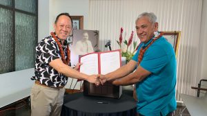 Kamehameha Schools CEO Jack Wong (left) and DHHL Director William Aila, Jr. at the agreement signing.