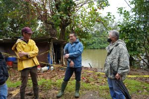 Kaua‘i Mayor Derek Kawakami and the governor met with community volunteers.