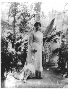 Queen Liliu‘okalani in the Washington Place garden.